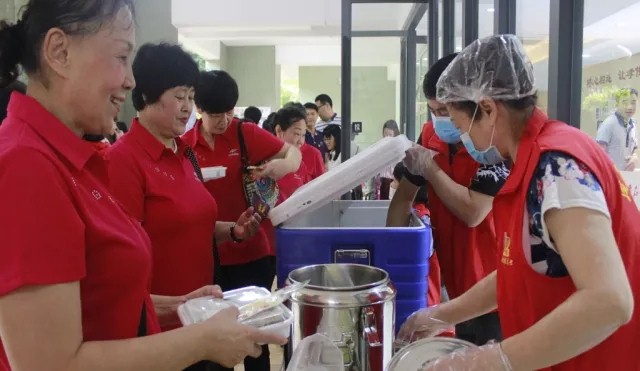 广州市白云区多名领导携百名养老工作者，考察调研好孝心社区居家养老创新养老模式