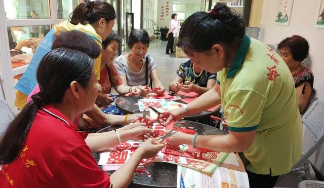 巧手生花，妙趣天成——高尔夫示范点初办剪纸活动乐人心！