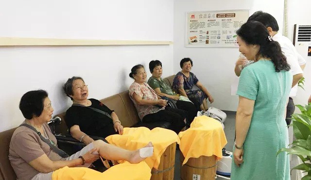 贯彻落实养生结合理念， 黄石社区居家养老中心获广州市民政局局长肯