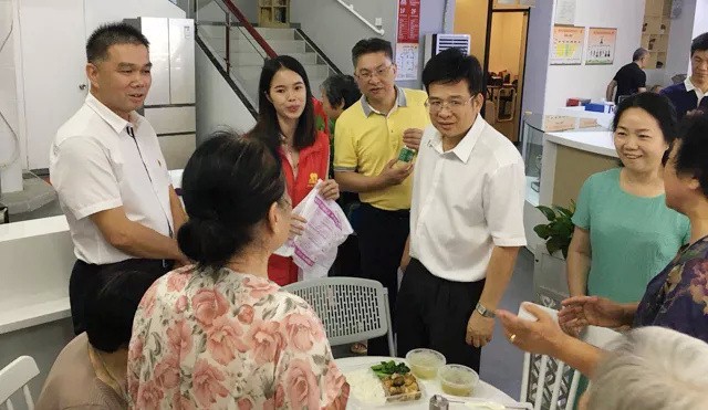 贯彻落实养生结合理念， 黄石社区居家养老中心获广州市民政局局长肯